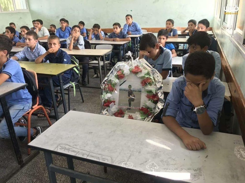 NoorMoh97192639's tweet photo. 🇵🇸#Palestine || Colleagues and teachers of Palestinian martyr student Naser Mosabbeh mourning him in his classroom, today in Khan Younis.
.
.
وسط حزن زملائه ومعلميه..حداد على روح الطفل الشهيد ناصر مصبح في مدرسته بخانيونس. https://t.co/Lothp9Pht1