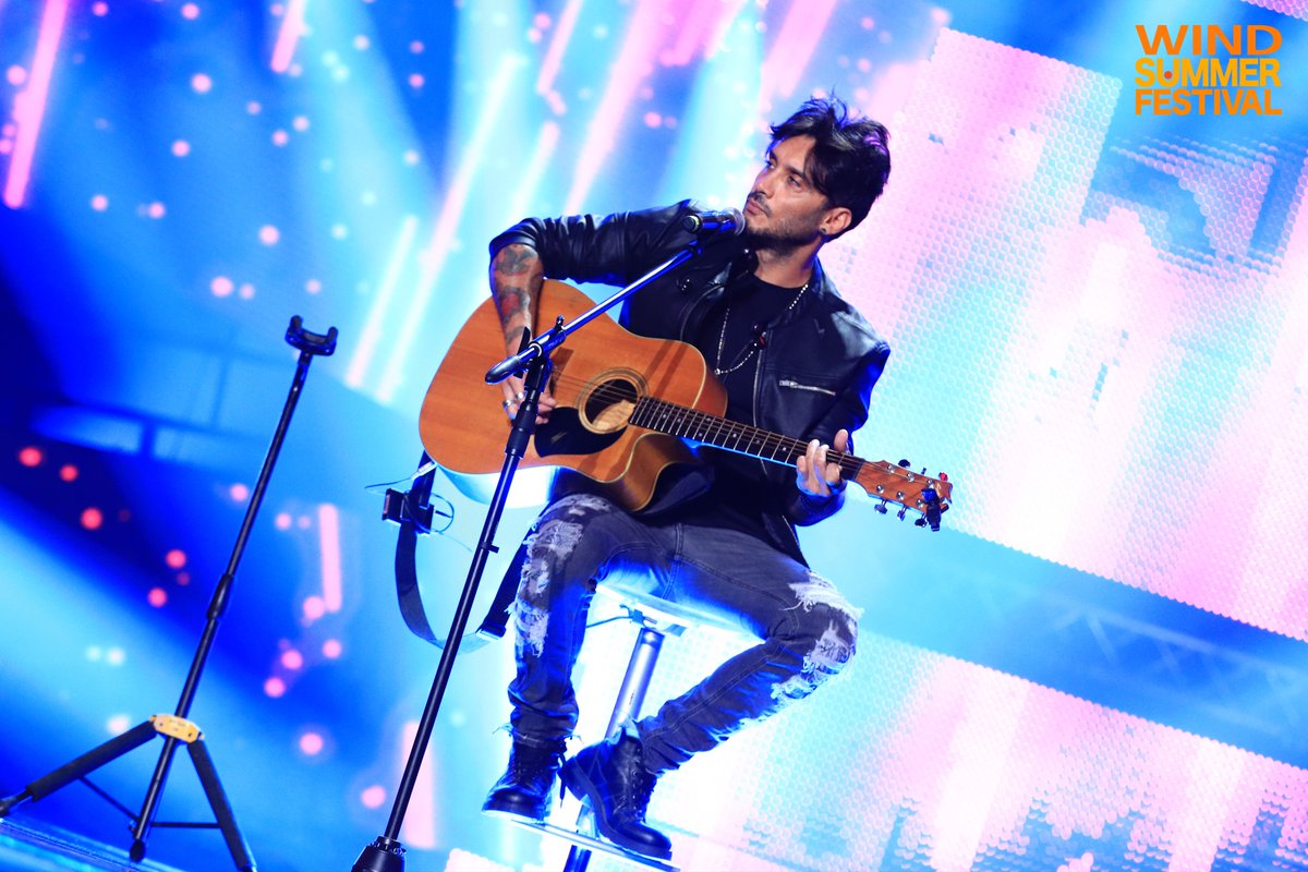 SummerFestival's tweet photo. @FabrizioMoroOff e la sua versione acustica di “Portami via” ci ha proprio fatto venire la pelle d’oca! Che ne dite di rivedere insieme la sua esibizione? ➡ https://t.co/Pkr0bY53ei #WindSummerFestival https://t.co/5kdZ45P7bi