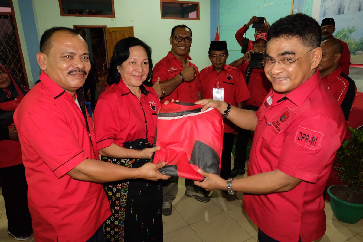 AndreasPareira's tweet photo. Rapat Kerja Cabang PDI Perjuangan Kabupaten Manggarai Timur. Mari kita menangkan Pemilu Legislatif dan Pemilu Presiden tahun 2019. Merdeka! 

#JokowiMaruf #Jokowi #PDIPerjuangan #Megawati #AndreasPareira #NTT #Flores #Lembata #AlorPantar https://t.co/hCtAHvaBzI