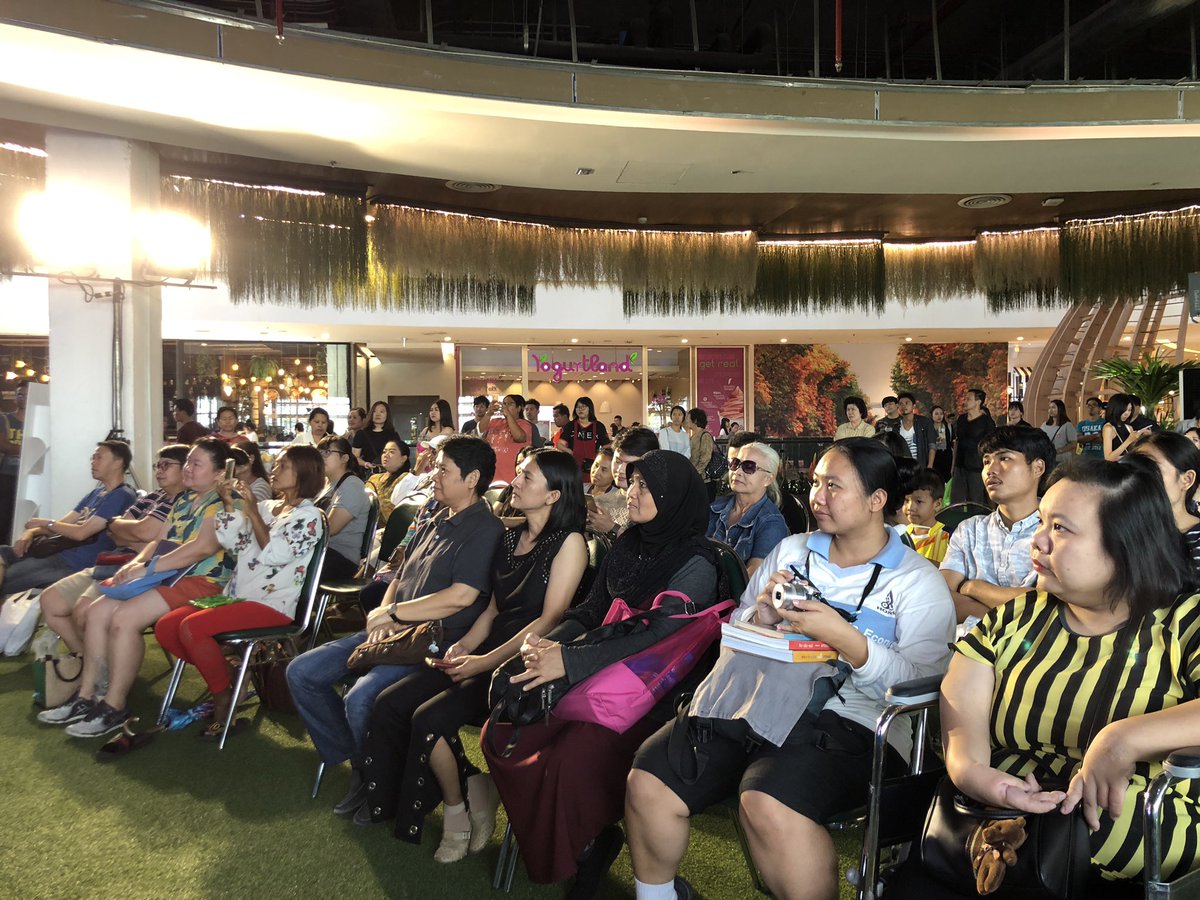 zpell_official's tweet photo. บรรยากาศ ความสนุกกับ #FoodGuru #FoodFever กับ คุณกาละแมร์ พัชรศรี ที่เวที Star on Stage สเตจแห่งความสุข ทุกวันอาทิตย์ สาธิตเมนูอาหารคลีน “ยำอะโวคาโด้คีนัวทูน่าแซ่บ” พร้อมแนะนำการรับประทานอาหารเพื่อสุขภาพ และการออกกำลังกายง่ายๆ
ที่เวทีชั้น 2 โซนโรบินสัน สเปลล์ https://t.co/qsFymhWQmc