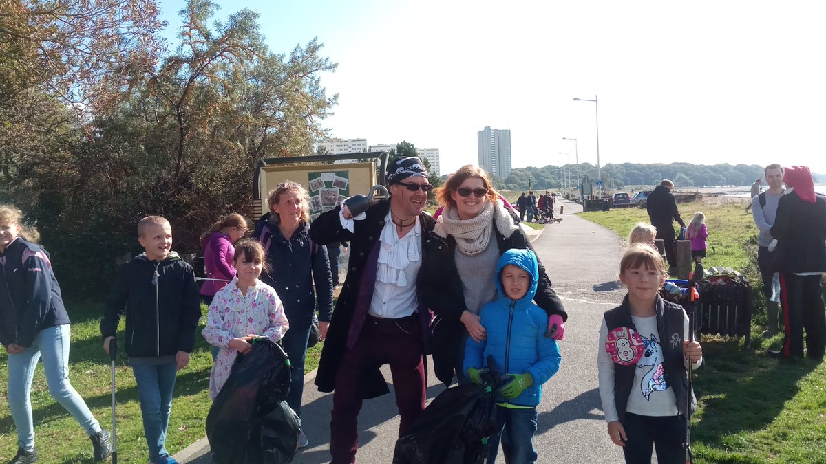se_shol_com's tweet photo. A great morning with @StPatricksSoton  sponsored beach cleaning with @WestonShore  and the co-op providing much needed refreshments and fruit @Petrolheadnelly @donnaAburrow @CatMembePioneer  @coopukcolleague  @coopuk  #BeingCoop #LocalCommunity https://t.co/ZUqxCTUwYF