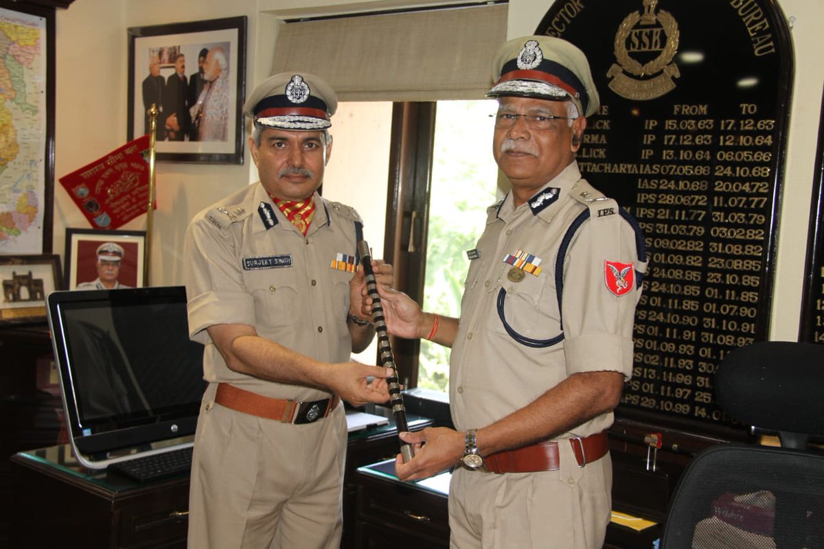 SSBFTRLUCKNOW's tweet photo. #SSBHQ दिल्ली में आज दि0 30.9.18 को श्री सुरजीतसिंह देसवाल,IPS ने #सशस्त्रसीमाबल के महानिदेशक का कार्यभार ग्रहण किया।वहीं निवर्तमान महानिदेशक श्री रजनीकांत मिश्र ने आज बल से कार्यमुक्त होकर सीमा सुरक्षा बल के महानिदेशक का कार्यभार ग्रहण किया।इस अवसर परSSBसमाचार का भी विमोचन हुआ। https://t.co/BiV6inZ5vq