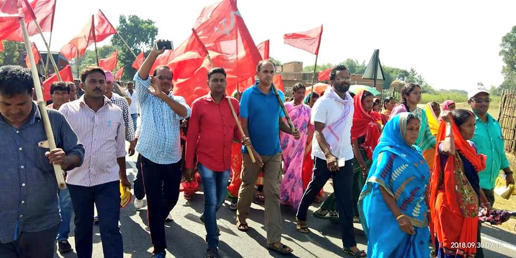 SarfrazBagodar's tweet image. #CPI_ML..
#पदयात्रा_तीसरे_दिन...
गांडेय की ओर...
हाथ में झंडा लेकर चल रहे हैं युवा दिलों के धड़कन कॉमरेड विनोद कुमार सिंह