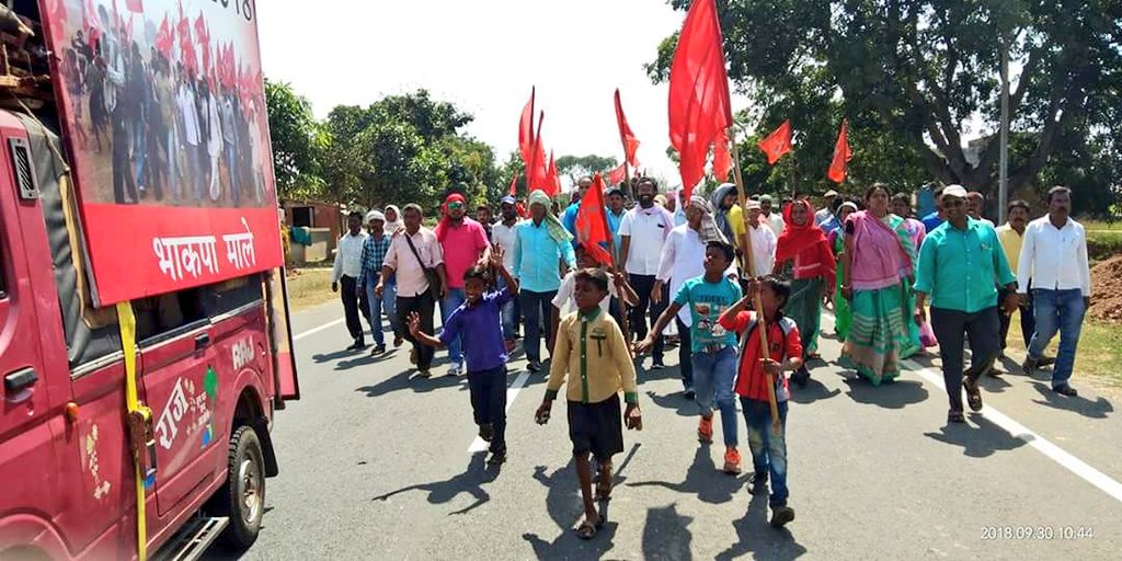 SarfrazBagodar's tweet image. #CPI_ML..
#पदयात्रा_तीसरे_दिन...
गांडेय की ओर...
हाथ में झंडा लेकर चल रहे हैं युवा दिलों के धड़कन कॉमरेड विनोद कुमार सिंह