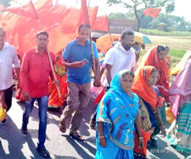 SarfrazBagodar's tweet image. #CPI_ML..
#पदयात्रा_तीसरे_दिन...
गांडेय की ओर...
हाथ में झंडा लेकर चल रहे हैं युवा दिलों के धड़कन कॉमरेड विनोद कुमार सिंह