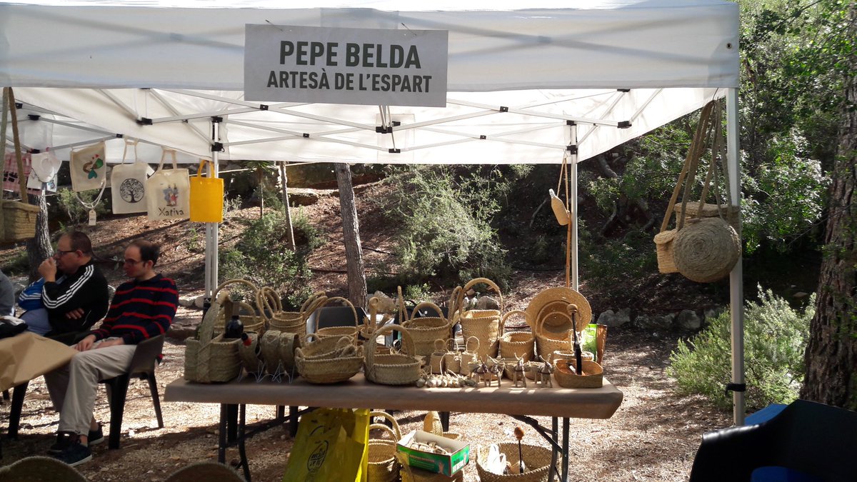 PacteCosteraCan's tweet photo. Des de Moixent, tenim a Pepe Belda, un artesà de l'espart #empreniment #ecotrobada #Vallada #sostenibilitat #TurismeSostenible #xarrades #eco #jornadaverda #tradició #territori #slow#emprendimiento #charlas #ponencias #TurismoSostenible #tradición #territorio #pilotavalenciana https://t.co/BC5OB5dtk1