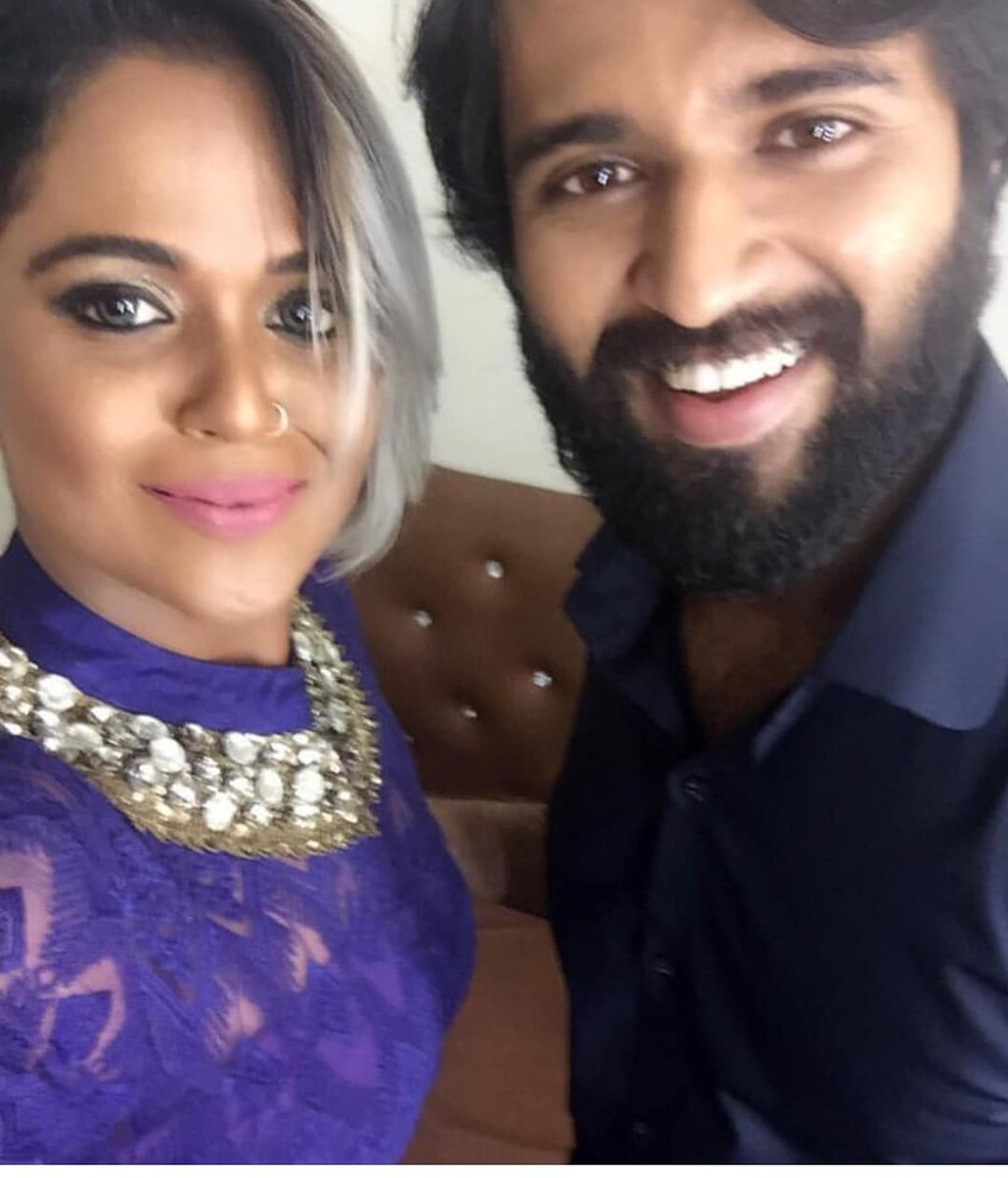 TeamRamyaNSK's tweet photo. Our darling @SingerRamya with @VijayDevarkonda 💖 Best wishes for #NOTA releasing on Oct5. https://t.co/9rRixgdXbz