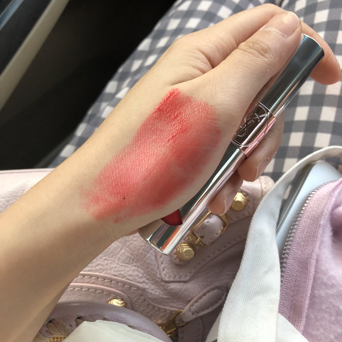 frennicha's tweet photo. #รีวิวลิป ป้ายยาลิป Ysl รุ่นนี้เป็นลิปบาล์มมีสีแบบจิ้มจุ่ม ใครที่ปากแห้งแล้วอยากได้ปากชุ่มชื้นอวบอิ่มก็ต้องตัวนี้เลย อันนี้เป็นสีเบอร์06 เป็นสีโทนสชมพูธรรมชาติอมส้มนิดๆ ทาแล้วสดใสดี เนื้อเค้าออกกลอสๆ ตัวนี้ติดทนประมาณนึงเลยนะ คือถึงเค้าจะหลุดแต่ก็ยังมีสีที่ติดปากเราอยู่ 1,500 บาท https://t.co/nC69jgv3xk