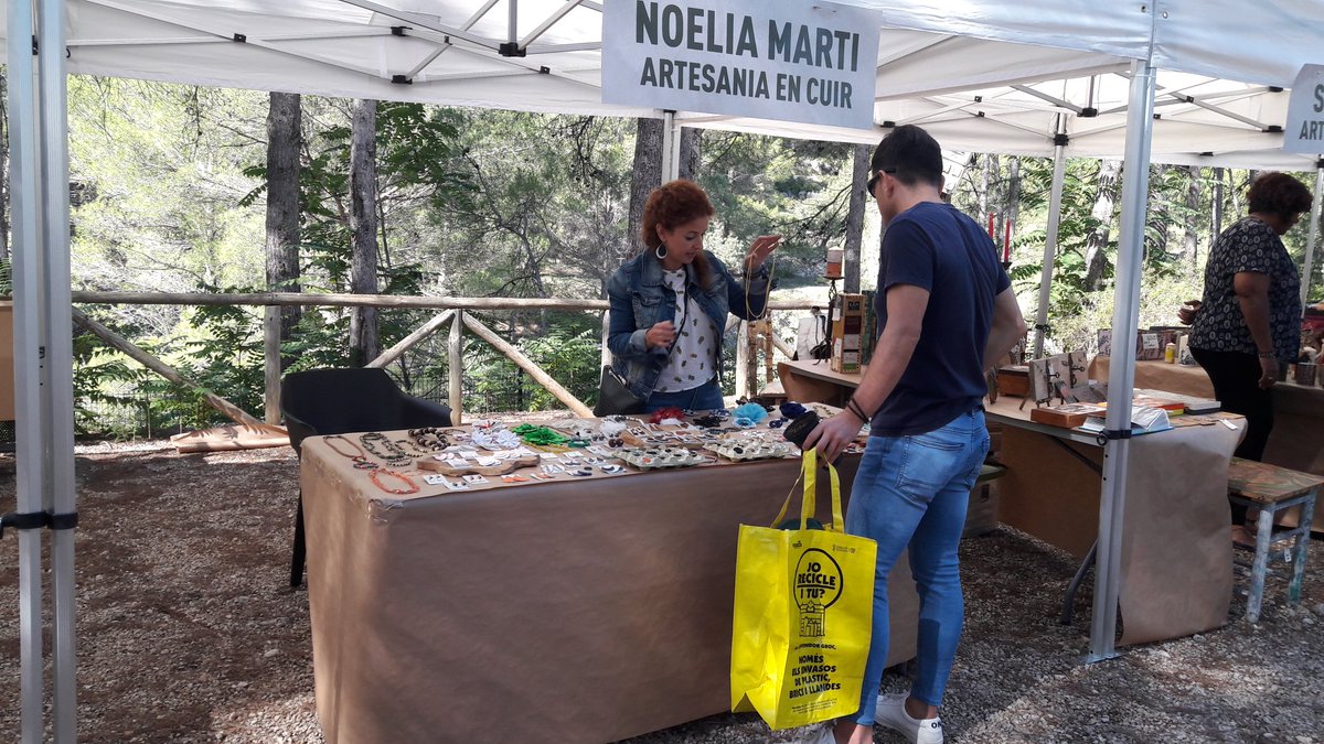 PacteCosteraCan's tweet photo. Si t'agrada l'artesania en cuir, no et perdes la parada de Noelia Marti #empreniment #ecotrobada #Vallada #sostenibilitat #TurismeSostenible #xarrades #eco #jornadaverda #tradició #territori #slow#emprendimiento #charlas #ponencias #TurismoSostenible #tradición #territorio https://t.co/UqGl5ETrtA