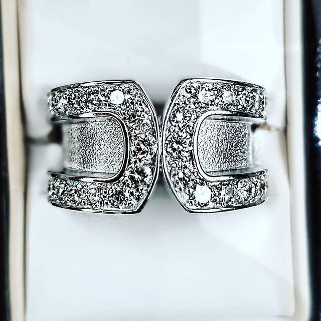 RockFineJewels's tweet photo. "25 years of love!" That's what we engraved in that ring from a husband to his wife. 
#rockfinejewels #diamondring #dinnerring #tradingsmileseveryday https://t.co/x4phF3B8ZI