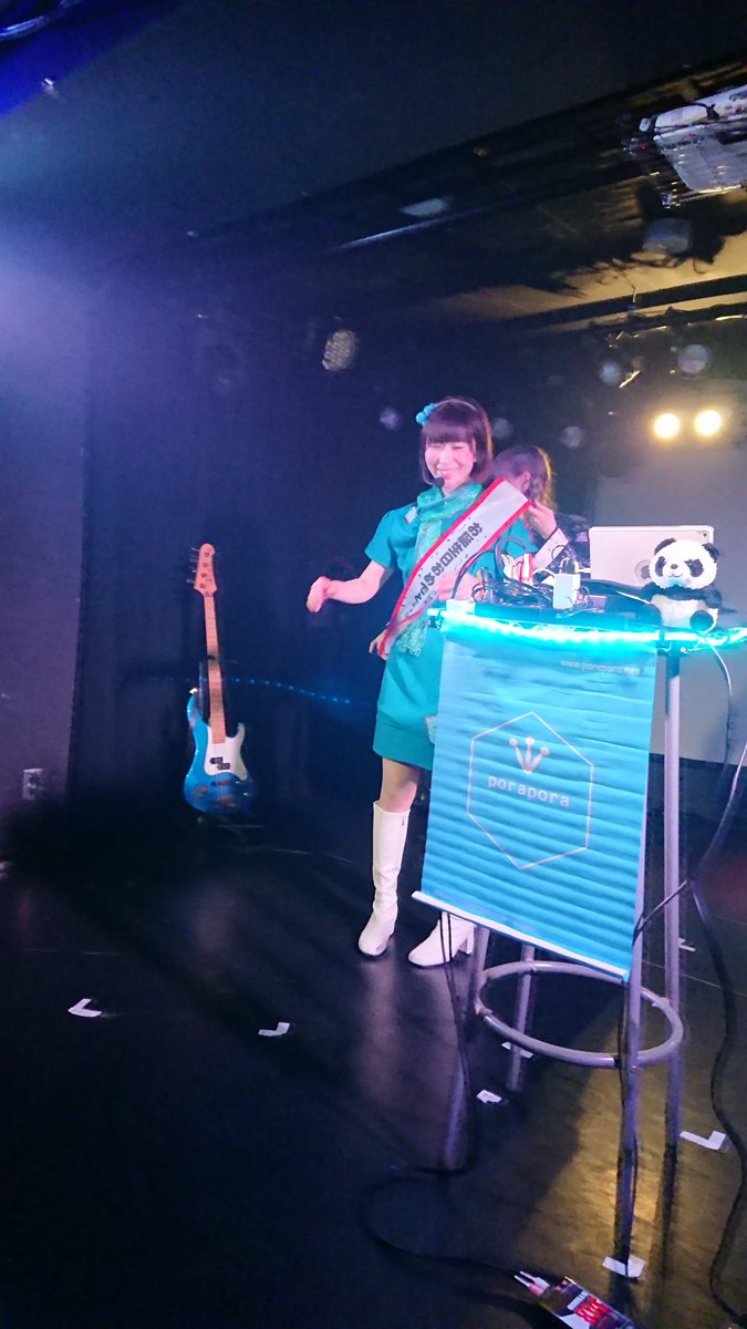 kopi32's tweet photo. #ぽら誕2018
#ぽらぽら。
先に出てきたのは #JUNFAN さん
ぽらさんにお祝いの襷をプレゼント😃㊗️
出演者の皆さんが集まって
ハッピーバースデー🎁🎂🎉
ライブ始めに🎂ケーキの儀🎉があって
ぽらさんにサプライズの たこ焼きケーキ本当に楽しかったです😆👍✨ https://t.co/tKZfSJczJ7