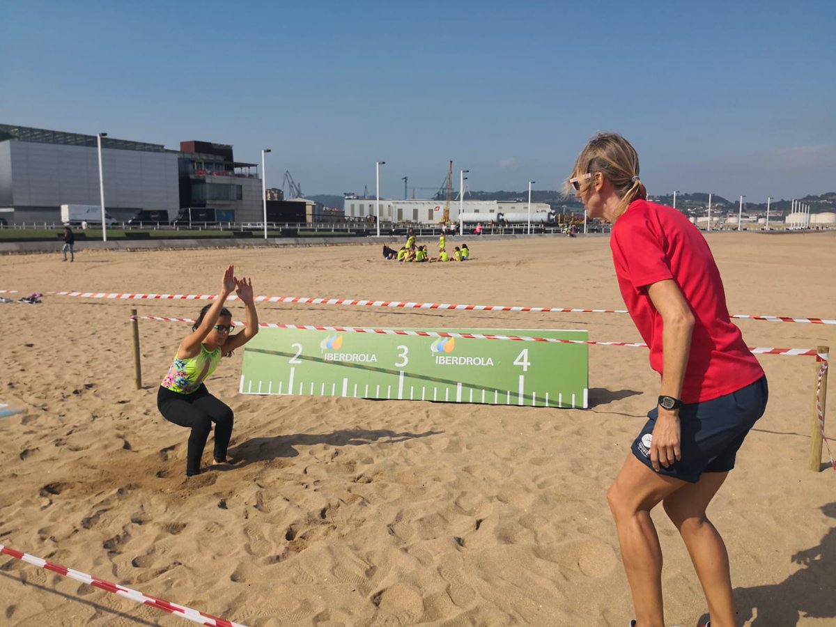 BeAthleticsW's tweet photo. Atletas de clubes asturianos,  @RGCC_Oficial @GijonAtletismo @CiudadDeLugones, animando a participar en las pruebas de Atletismo #TourMSD. 

¡ La pasion por el atletismo se contagia en  #Gijon! 

@atletismoRFEA @EsUniversoMujer @iberdrola @vamoschicas https://t.co/orpgI3GMDq