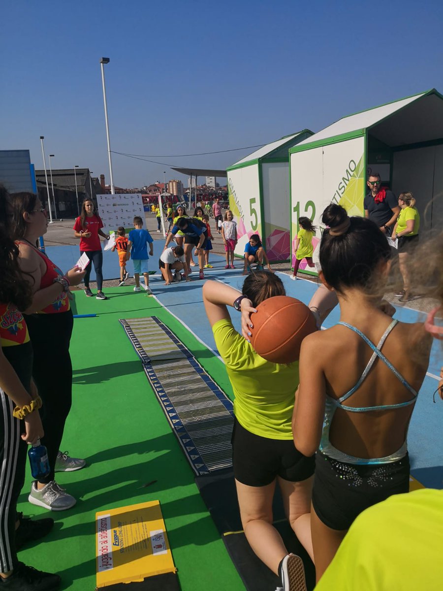 BeAthleticsW's tweet photo. Atletas de clubes asturianos,  @RGCC_Oficial @GijonAtletismo @CiudadDeLugones, animando a participar en las pruebas de Atletismo #TourMSD. 

¡ La pasion por el atletismo se contagia en  #Gijon! 

@atletismoRFEA @EsUniversoMujer @iberdrola @vamoschicas https://t.co/orpgI3GMDq