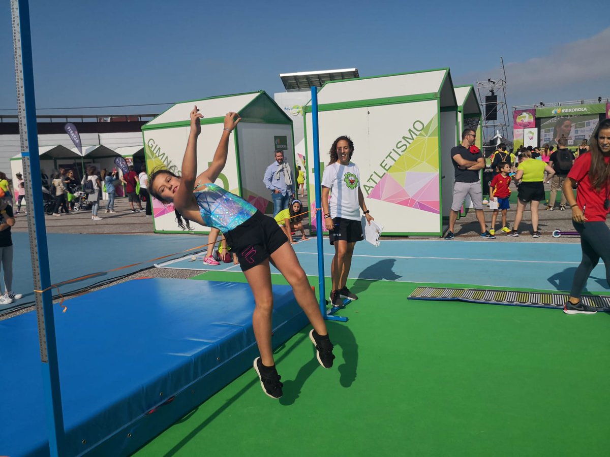 BeAthleticsW's tweet photo. Atletas de clubes asturianos,  @RGCC_Oficial @GijonAtletismo @CiudadDeLugones, animando a participar en las pruebas de Atletismo #TourMSD. 

¡ La pasion por el atletismo se contagia en  #Gijon! 

@atletismoRFEA @EsUniversoMujer @iberdrola @vamoschicas https://t.co/orpgI3GMDq
