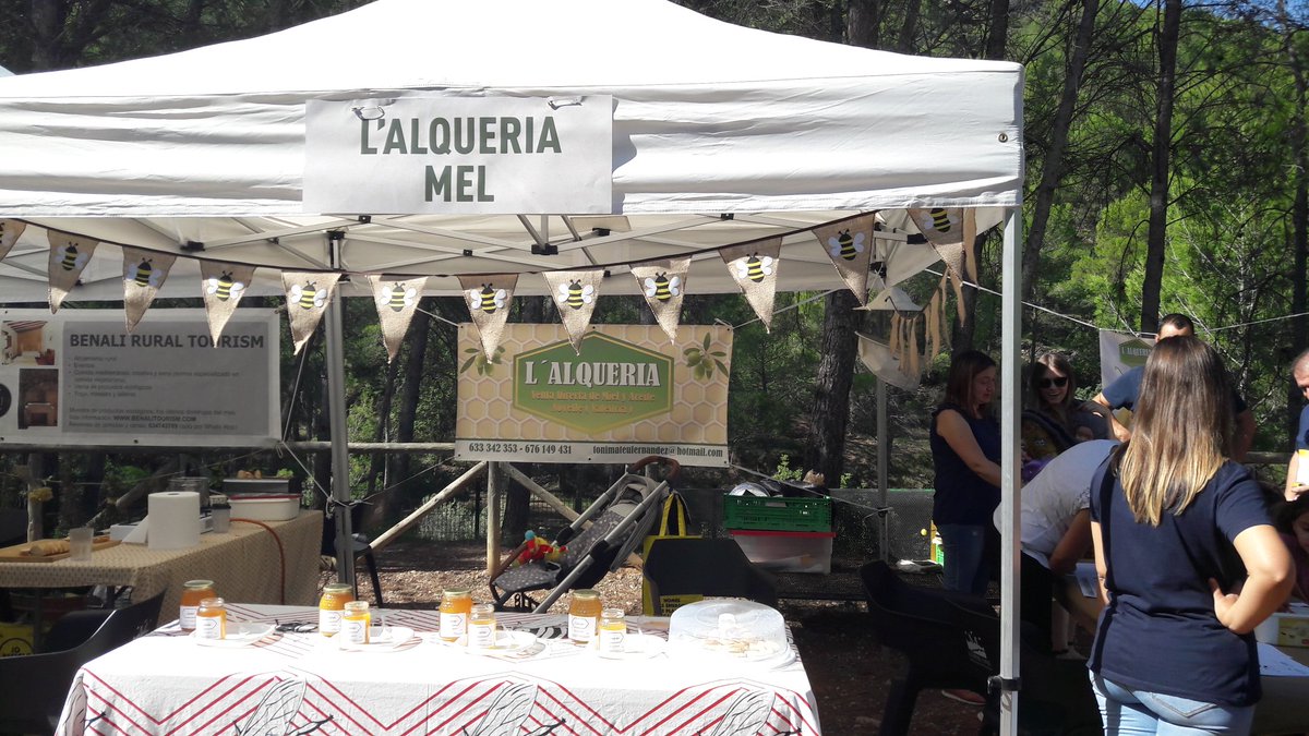PacteCosteraCan's tweet photo. Un altre dels estands és l'alqueria mel de Novetlè, productors de mel #empreniment #ecotrobada #Vallada #sostenibilitat #TurismeSostenible #xarrades #eco #jornadaverda #tradició #territori #slow#emprendimiento #charlas #ponencias #TurismoSostenible #tradición #territorio https://t.co/ymiwplCKpi