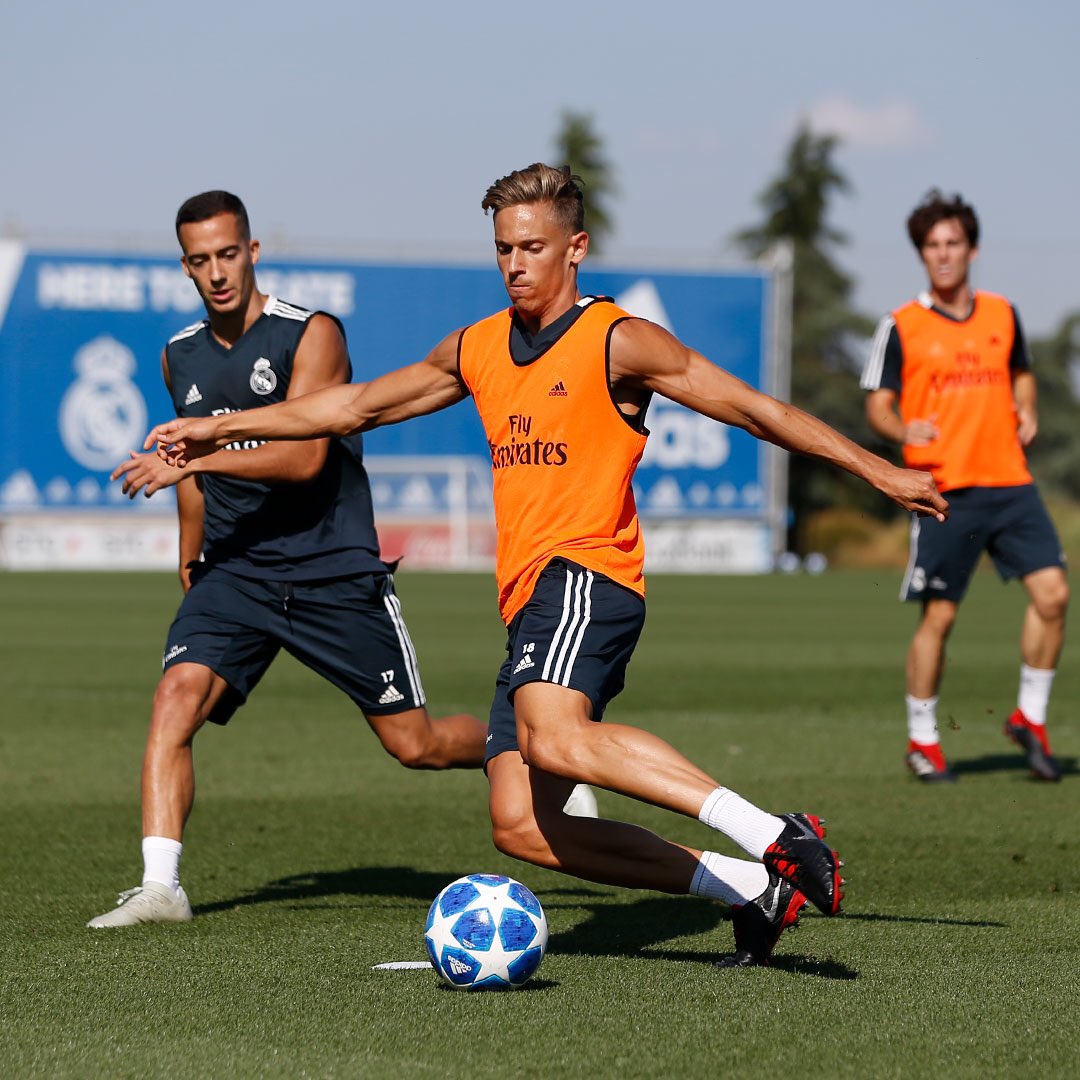 realmadrid's tweet photo. 📸💪 Sesión matinal en #RMCity antes de viajar a Moscú esta tarde! Vuelve la Champions... #RMUCL https://t.co/x2XXR1s3SK