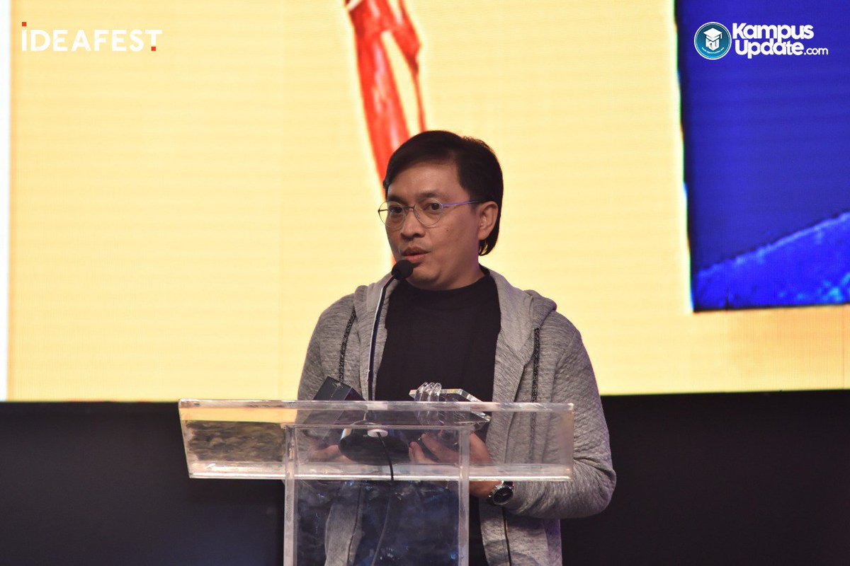 KampusUpdate's tweet photo. At #Conference2017 with Yovie Widianto @ywpiano , the participants who attended could "steal" the knowledge of how to work in the creative industry from Maestro's version. Not only that, Yovie also got an award as Indonesia Influential Person In Music Industry.   #IDEAFEST2018 https://t.co/V31DPmTvdu