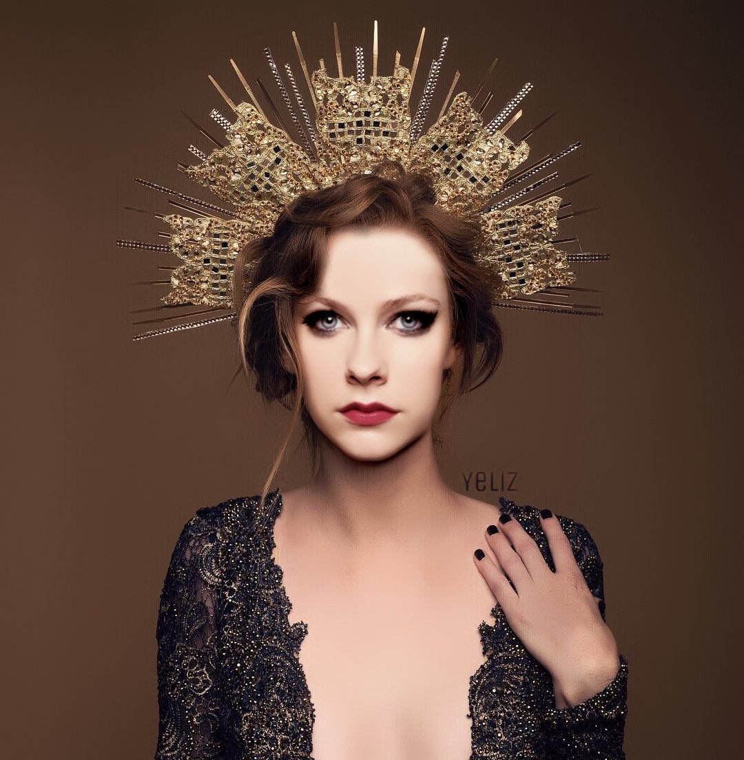 yelizzzzzz's tweet photo. Queen is back👑 @AvrilLavigne https://t.co/l7kkX0VEwo
