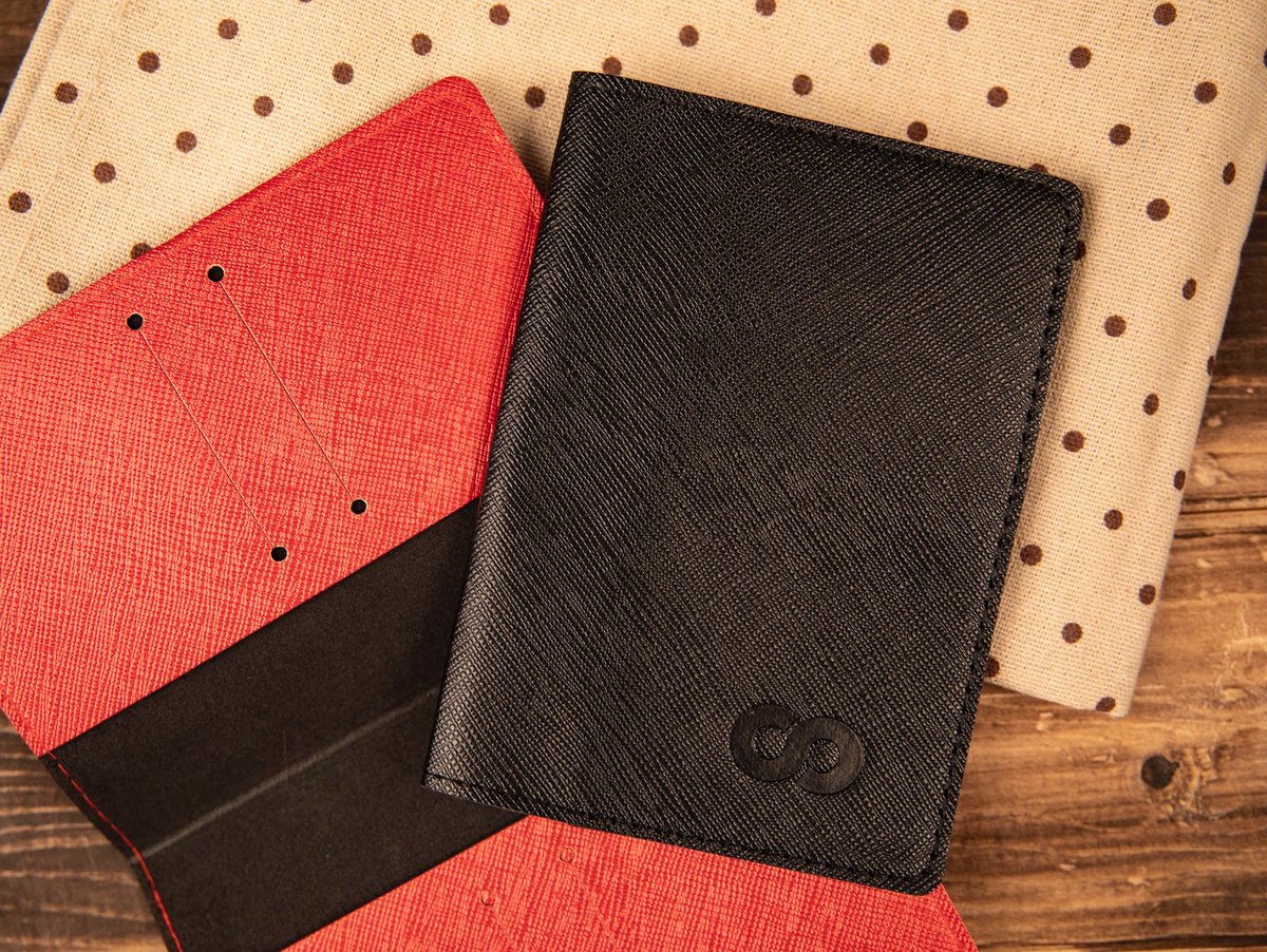 mood_com_kw's tweet photo. من اهم اولوياتك بالسفر! 😍

#whats_your_mood #passport #passportcover #mood #kuwaitipassport #kuwait https://t.co/B03zoqEHYb