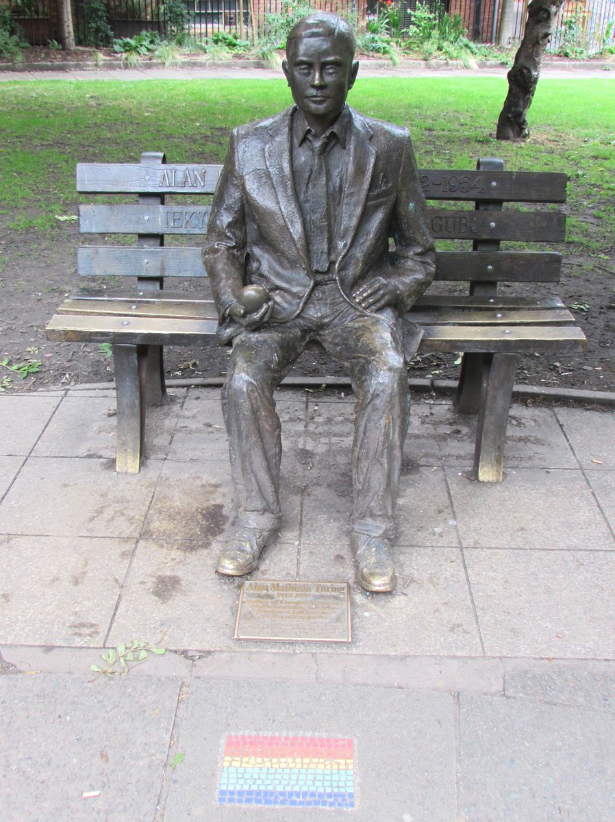 ViajeroconBotas's tweet photo. Escultura de #AlanMathisonTuring en #Manchester, matemático, padre de la informática y q descifró códigos empleados x los nazis. Condenado por ser #homosexual, la discriminación le llevo al suicidio #AlanTuring #gay #LGTB #viaje #viajes #viajar #viajeros https://t.co/Y59dDx26IJ https://t.co/zwHJeUxiI3