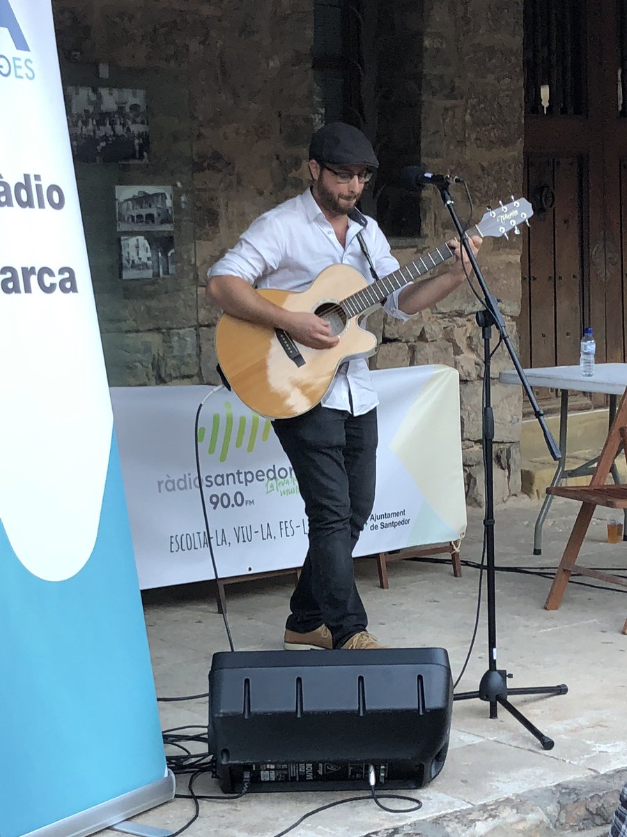 ajsantpedor's tweet photo. El guanyador del concurs de músics al carrer de la fira de Sant Miquel #FSM2018 a #Santpedor Joan Blau canta a l’espai de @rsantpedor i @onabages https://t.co/ryGEo3H1IH
