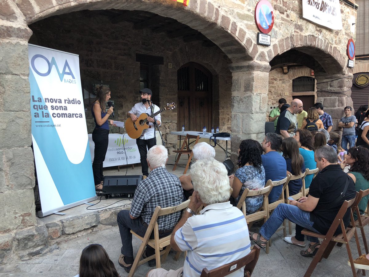 ajsantpedor's tweet photo. El guanyador del concurs de músics al carrer de la fira de Sant Miquel #FSM2018 a #Santpedor Joan Blau canta a l’espai de @rsantpedor i @onabages https://t.co/ryGEo3H1IH