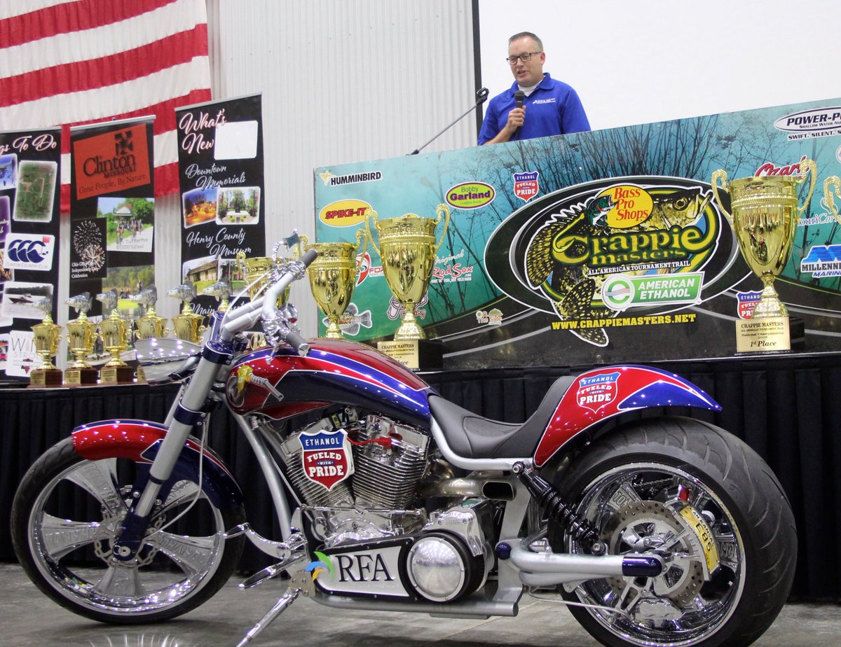 fuelinggood's tweet image. Past week I spent time around 150 teams competing for Crappie Masters National Championship. Here I was addressing them all about our sponsorship &amp;amp; using ethanol in their outboards. Despite claims by anti-ethanol propaganda machine, they were all using it. #fuelyourknowledge