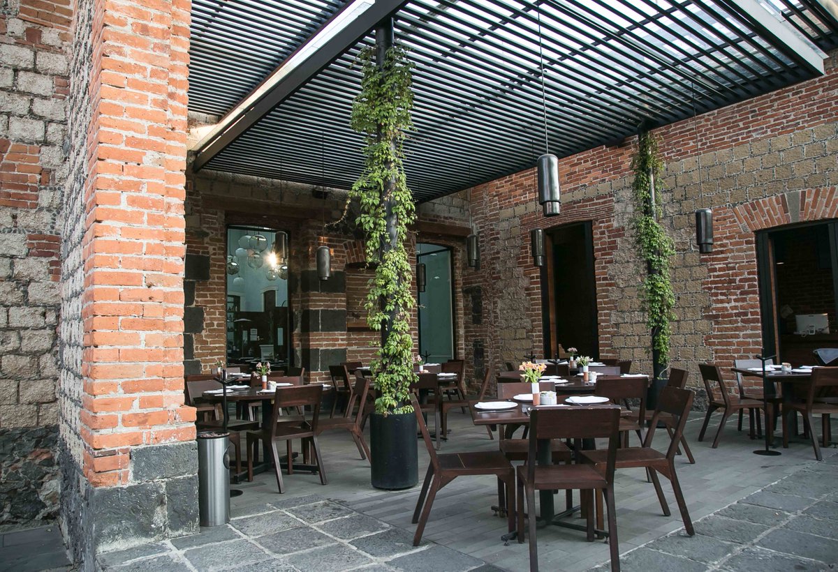 Nuestra terraza es el espacio perfecto para desconectarse de la ciudad y solo disfrutar de la comida y la compañía. #Carlota #Terraza #comida #domingo