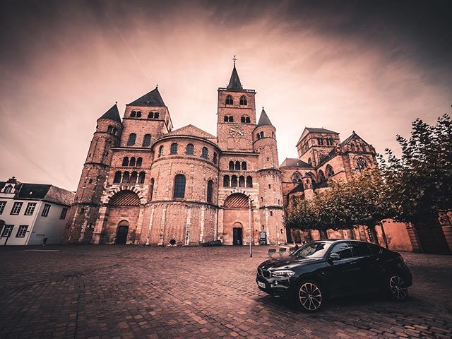 earthrisephoto's tweet photo. This sunrise in Trier that ended up looking like a BMW ad. I’m not mad. 😂🤷🏻‍♂️
.
.
.
. 
#panasonicgh5 #lumix #germany🇩🇪 #deutschland🇩🇪 #deutschland #sunrise #traveleurope #trier #cathedral #bmw #triercathedral #germancars #agameoftones https://t.co/qVhvgOpi0x https://t.co/OiAb5CsPZ1