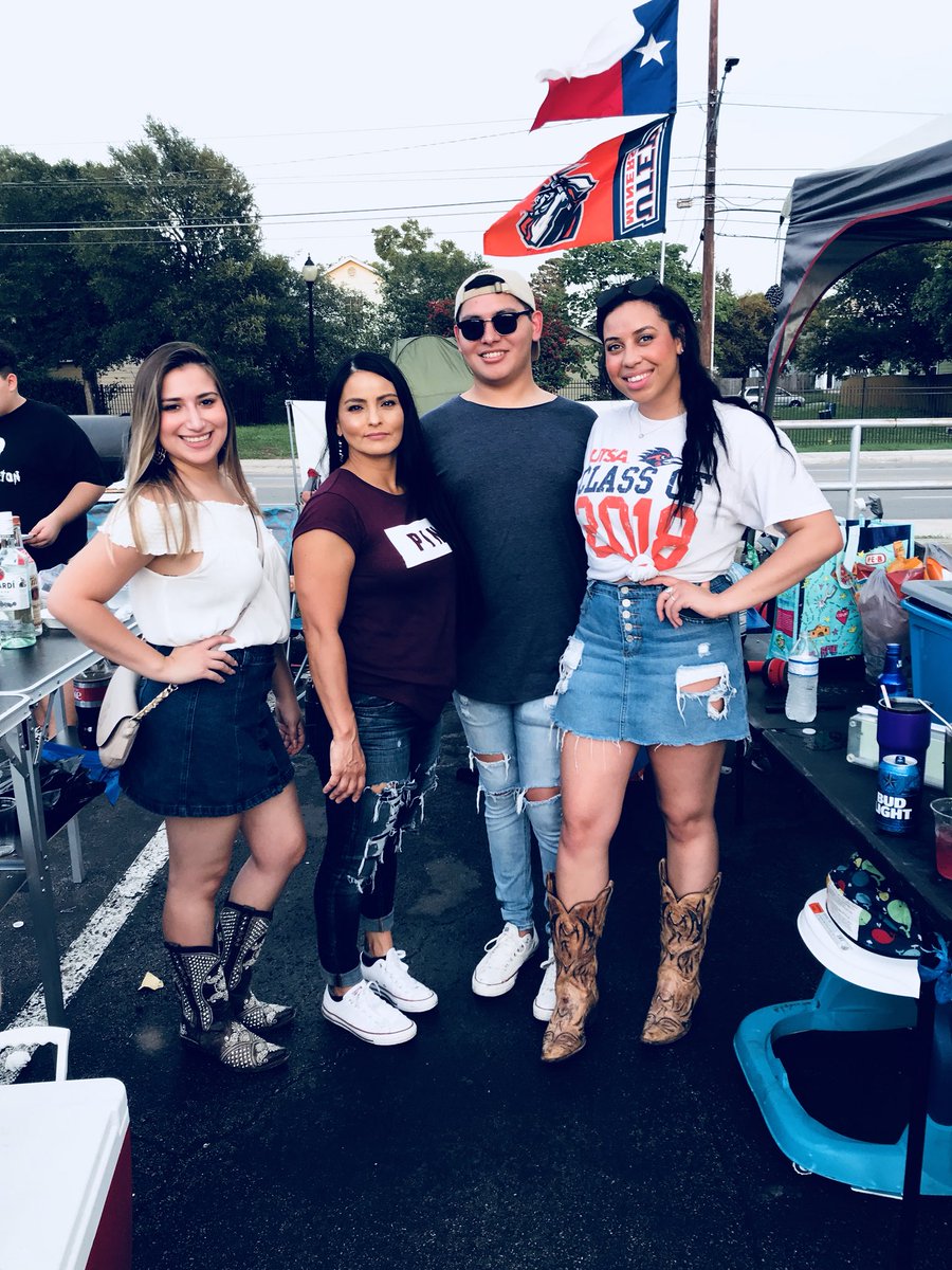 Andylionn_'s tweet image. I love tailgating, soccer games are so fun 🏈 #3pointer