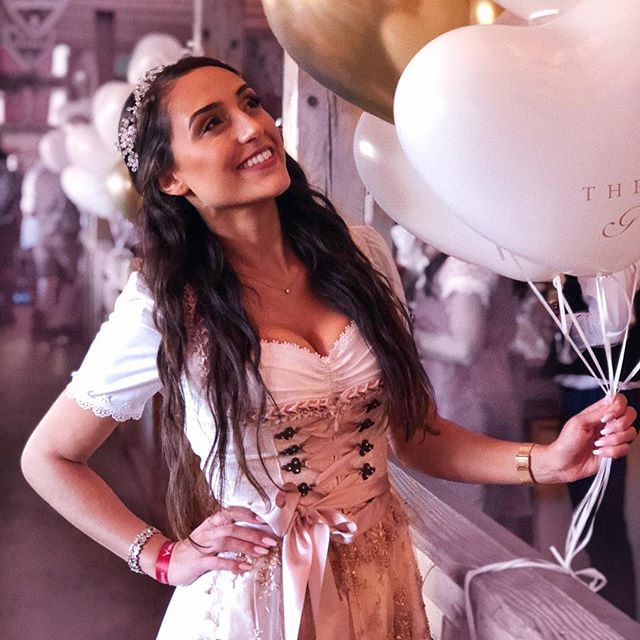 Bin heute im <a href="/schwabenwelt/">Schwabenwelt</a> auf der Wasenpirsch 💕 Wer ist noch?! Morgen bin ich glaub völlig raus nach diesem Wochenende 🙈 Mein Lieblingsdirndl ist natürlich von @krueger_dirndl 🎀
*Werbung
.
.
.
#dirndl #dirndlliebe #dirndlschürze dressedinkrueger #cl… ift.tt/2xNdLKj
