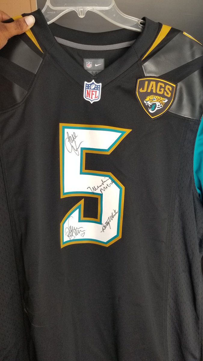 djmateo904's tweet photo. Name a more Iconic Duo.  Two 🐐's in one pic.  @BortlesFacts @BettyMWhite #DUUUVAL #DTWD https://t.co/gQe3LUUOzg