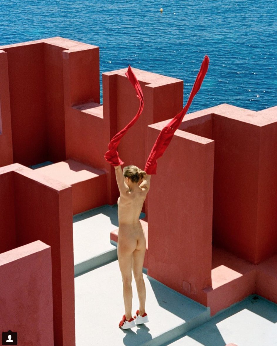 mathildevbtt's tweet image. Amanda Charchian: surreal stills exploring woman nudity mathildeviebinetyr2.wordpress.com/2018/09/30/ama…