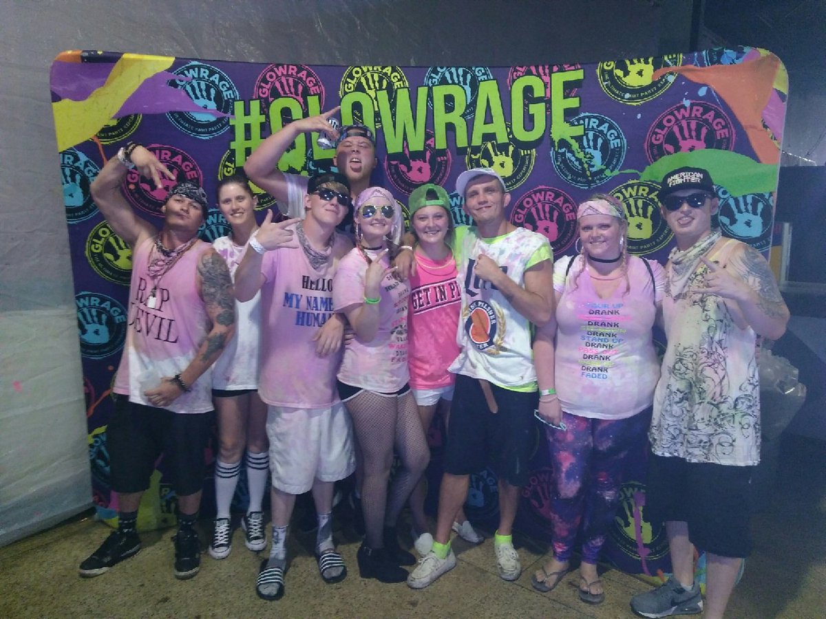 ParisKnight1122's tweet photo. #squad #paintparty #glowrage https://t.co/uDpdOwHtjB