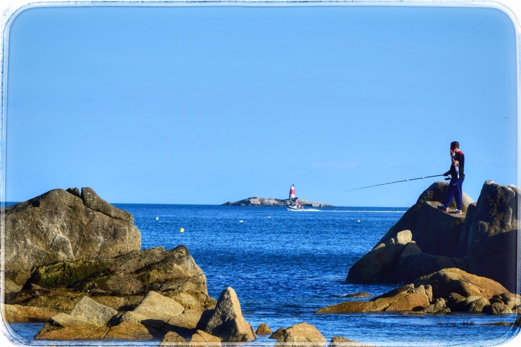 sayanamk's tweet photo. Can it get any better? 🐟 🚤
#muglinslighthouse #sandycove #autumn2018 #dublin @dlrcc #blueseas #blueskies #ireland @PictureIreland @Dublin_ie @PicThisDublin @LovinDublin @VisitDublin @Failte_Ireland @ancienteastIRL @TourismIreland https://t.co/SaRJjAUFqj