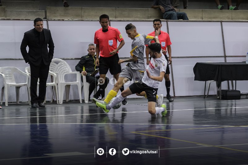 fmendezb10's tweet photo. #LSFSV | @VikingosFutsal y @DvoTachira igualaron a cinco (5-5) y hoy se juegan la clasificación a las semifinales de la @LigaSuperiorFVF https://t.co/Ly8yyYMPbW