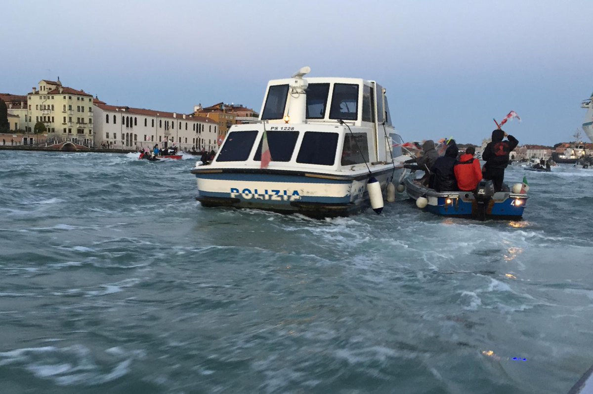 global_project's tweet photo. Scontri in acqua alla manifestazione del comitato @NoGrandiNaviVe durante il passaggio di una nave da crociera https://t.co/V0yy4bJxLT