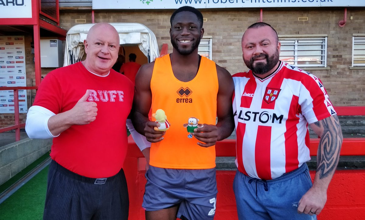 Unbelievable! You'd have thought after 35 Lincoln City players, 5 former players, 4 furry mascots, 3 coaches, 2 journalists, 2 chairmen, 2 trophies, 1 manager, 1 assistant manager AND their Dad.... AINSWORTH WOULDN'T GET DISTRACTED having his photo taken with John Akinde! 🐥