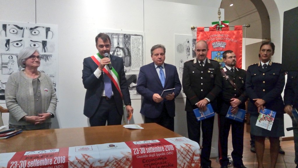 avvisopubblico's tweet photo. La 4°edizione di "Raccontiamoci le mafie" si chiude così, con la consegna di una copia della #Costituzione della Repubblica Italiana ai diciottenni del 2018 #RLM2018 https://t.co/loH23rdJjQ