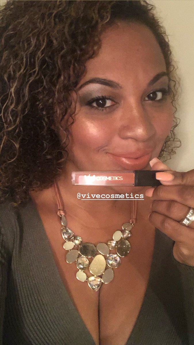 Afrolatinacurls's tweet image. LOVING this lipstick color and highlighter from @ViveCosmetics  #theLuzWithin #AfroLatinaNatural #vivecosmetics #saturdaylook