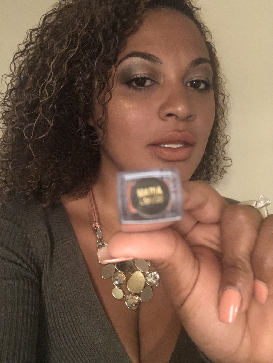 Afrolatinacurls's tweet image. LOVING this lipstick color and highlighter from @ViveCosmetics  #theLuzWithin #AfroLatinaNatural #vivecosmetics #saturdaylook