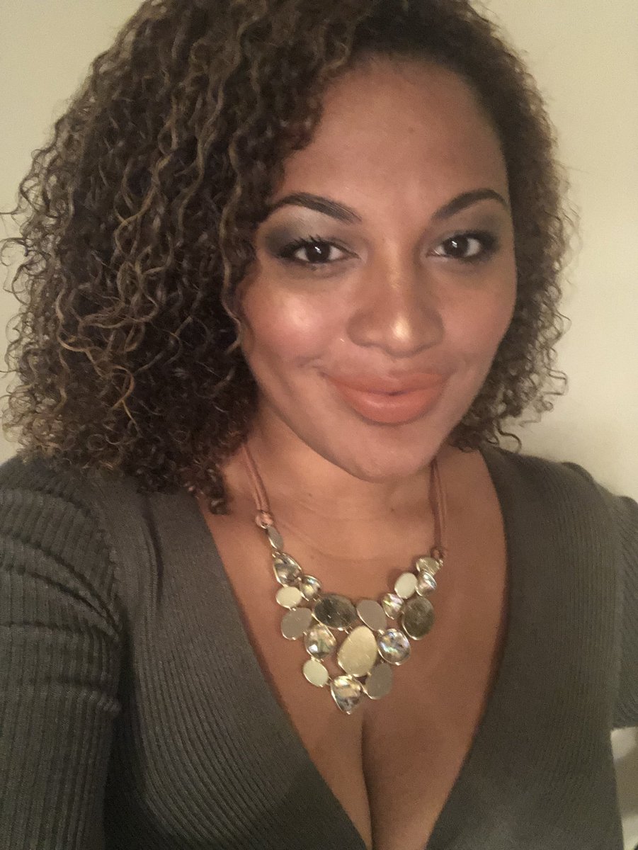 Afrolatinacurls's tweet image. LOVING this lipstick color and highlighter from @ViveCosmetics  #theLuzWithin #AfroLatinaNatural #vivecosmetics #saturdaylook