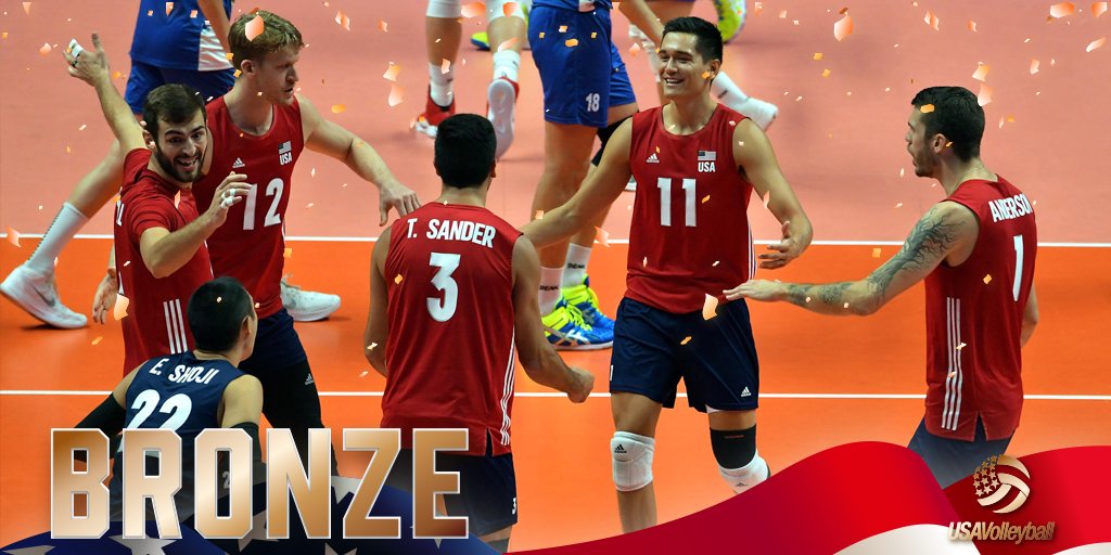 usavolleyball's tweet image. USA TAKES THE PODIUM! 🥉

Defeating Serbia 🇷🇸 3-1, the U.S. Men's team end their #FIVBMensWCH medal drought capturing their first since 1994!
