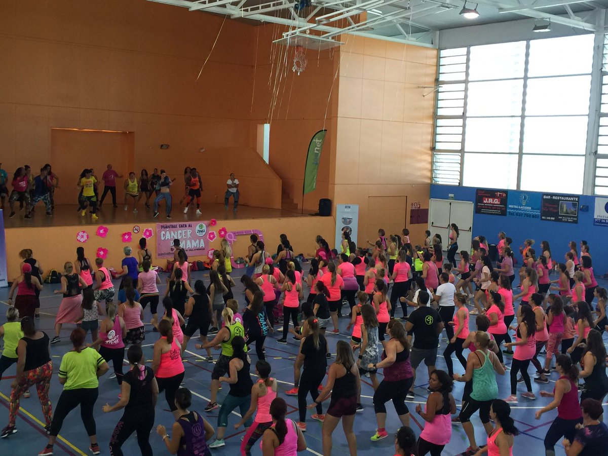 Galenia_cat's tweet photo. Un manto Rosa tiñe el #PabellonMunicipal de @PIJBELLVEI #Bellvei #Penedés en una maraton de #Zumba Solidària para ayudar a la Investigación #CancerDeMama #VHIO @vallhebron https://t.co/Qps29bHJlG