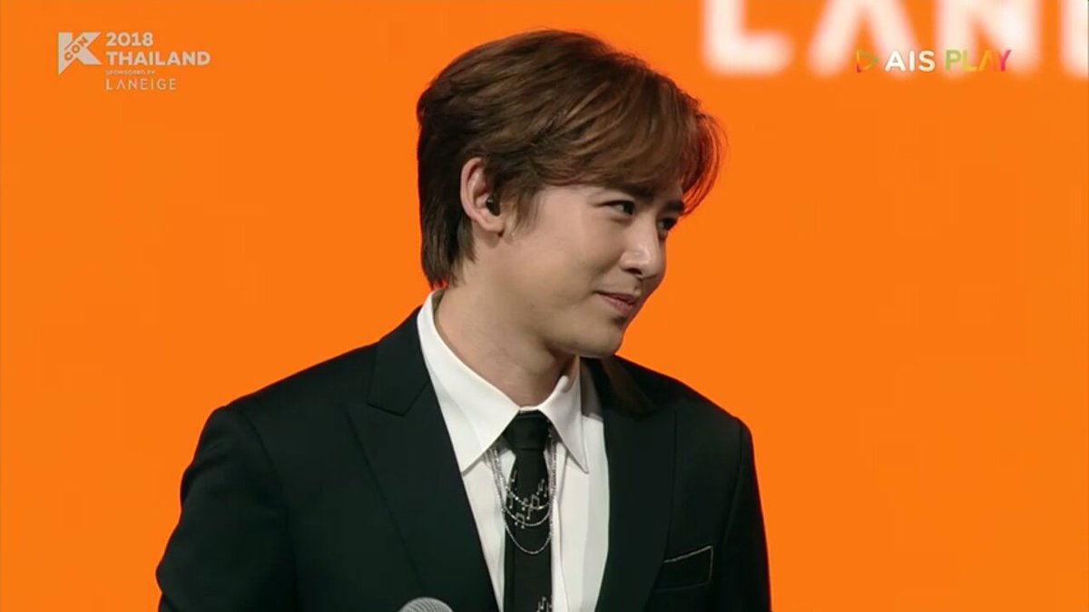 pouch_patchara's tweet photo. สมบัติโบราณที่หล่อมากกกกกก~~😍😘 #Nichkhun #2pm #AISPLAYxKCON2018TH #KCON2018THAILAND https://t.co/Jr7Ic2XYnb