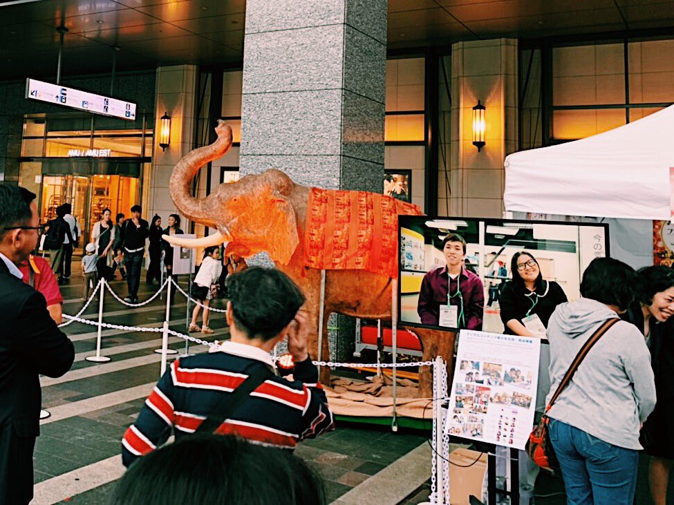 KIXXVI's tweet photo. StaffทางFukuokaส่งมาให้ดูว่า ได้เอาผลงานที่ทำไปโชว์ในThailand Festival Fukuoka อ่ะ 2-3วันที่ทั้งนศ.ไทยและนศ.ญี่ปุ่นโต้รุ่งกัน ก็ว่าคุ้มค่านะ おつかれさま!#SYEP2018 https://t.co/bARTDARwBe
