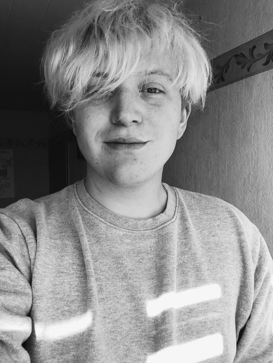 Niacavaon's tweet photo. ich in schwarz weiß mit sonne https://t.co/i0Cvmwkn2L