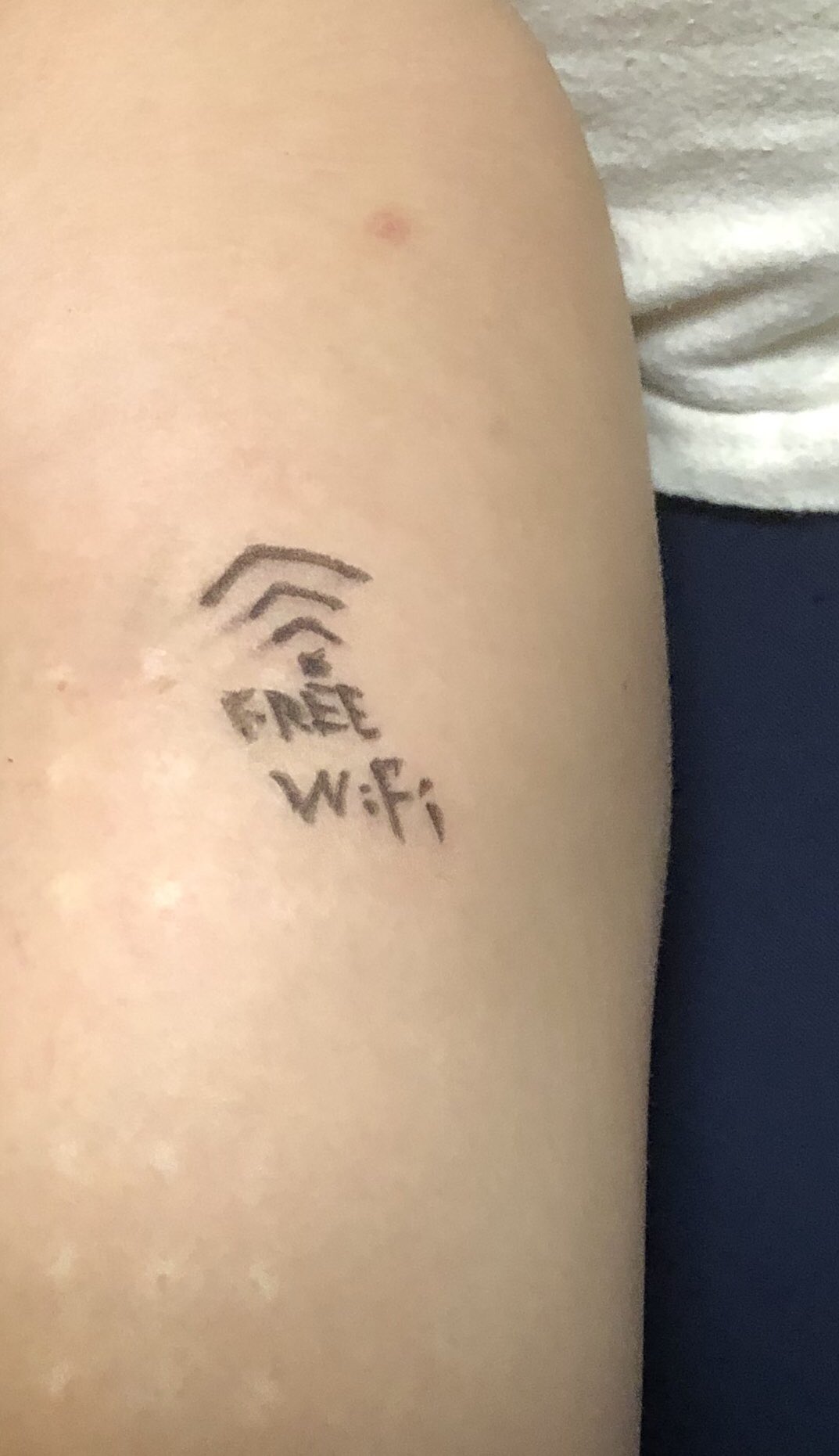 なな湖 Auf Twitter ぬーすけ先輩 カッコいいマークのタトゥーを入れたいな なな湖 じゃあ俺はカッコいい漢字のタトゥーがいいです お互いの腕に墨で彫った結果がこれ T Co Wceg0j6t3z Twitter