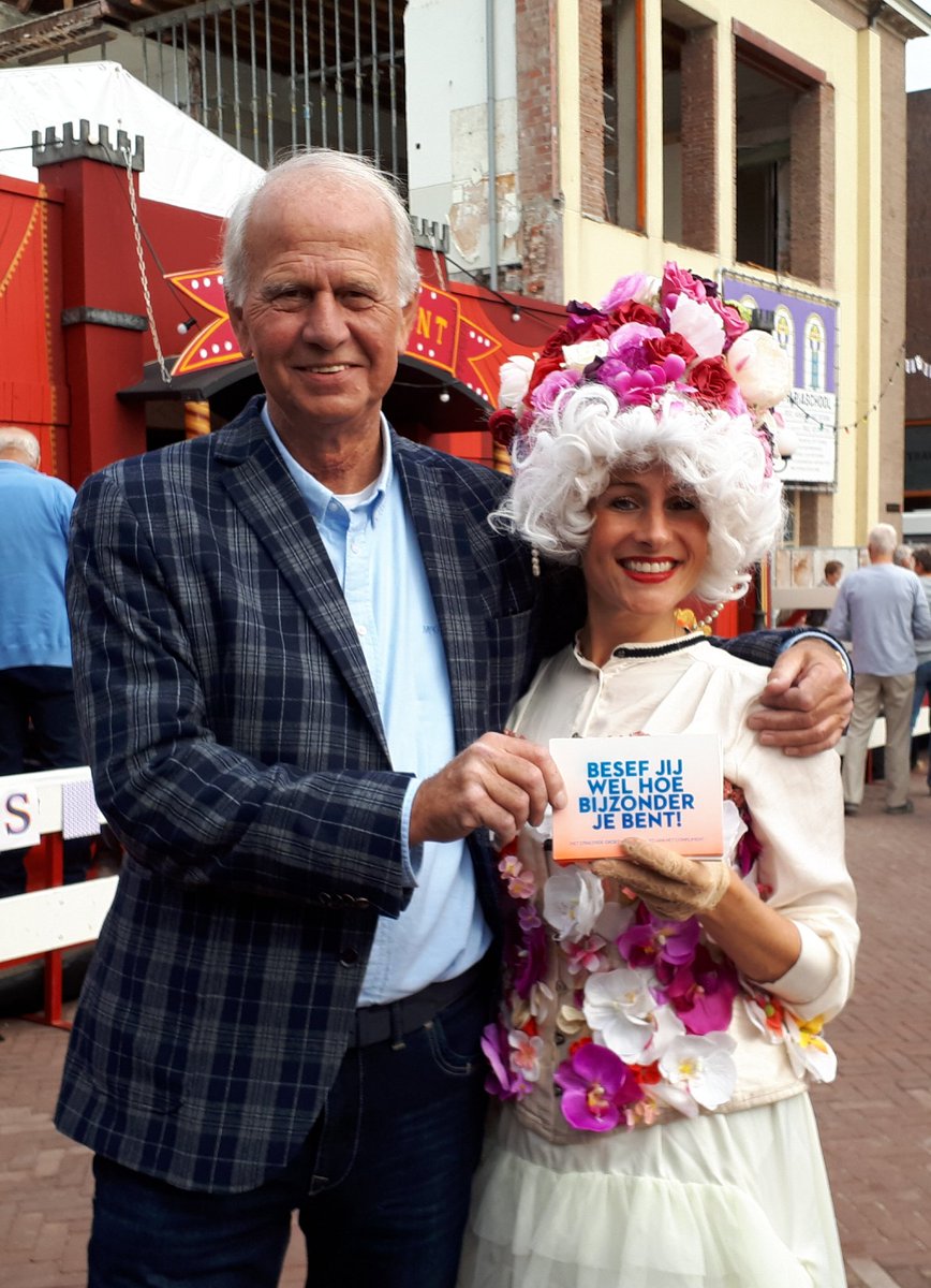 janvandenheuvel's tweet photo. @speelhuis zojuist van een mooie complimentenfee op het Speelhuisplein een heel erg lief compliment gekregen.  #meisjesvanhetcompliment https://t.co/i3J0uRNpLR