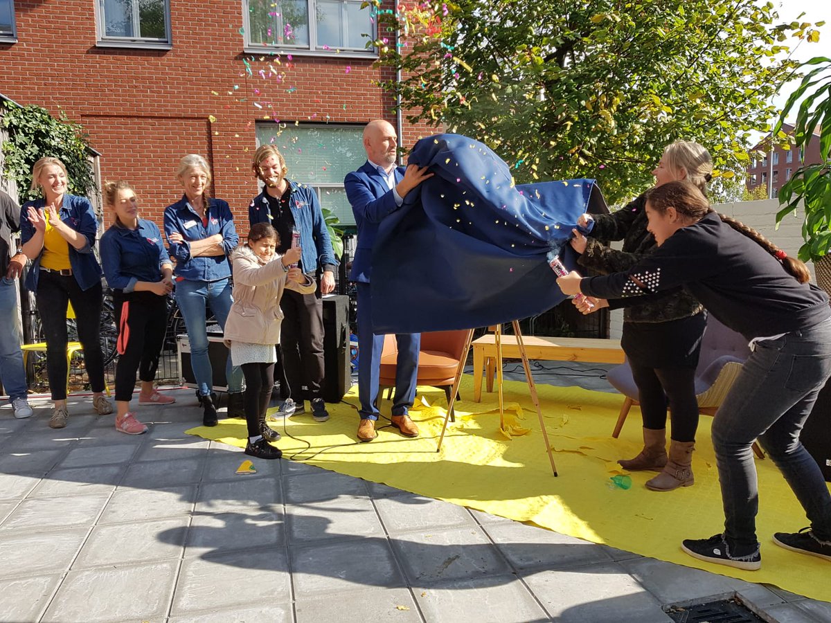 Vandaag zit iedereen #BijDeBuren Feest in  Parkwijk Wethoudet Victor Everhardt officieel geopend <a href="/DOENJAutrecht/">DOENJA Utrecht</a> <a href="/DOENJADineke/">Dineke Ruitenberg</a> @DOENJAAnne_ @DOENJAMarlies @DOENJABoris <a href="/DOENJARobbert/">Robbert Dijs</a> @DOENJATheo